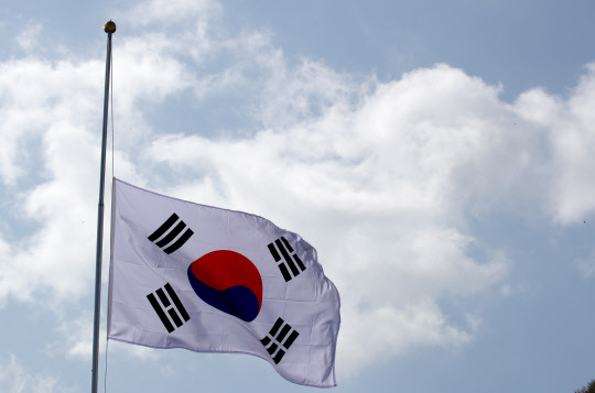 제주 4.3 70주지인 3일 오전 제주시 봉개동 4ㆍ3 평화공원에서 열린 제70주년 4ㆍ3희생자 추념식에 조기가 걸려 있다.